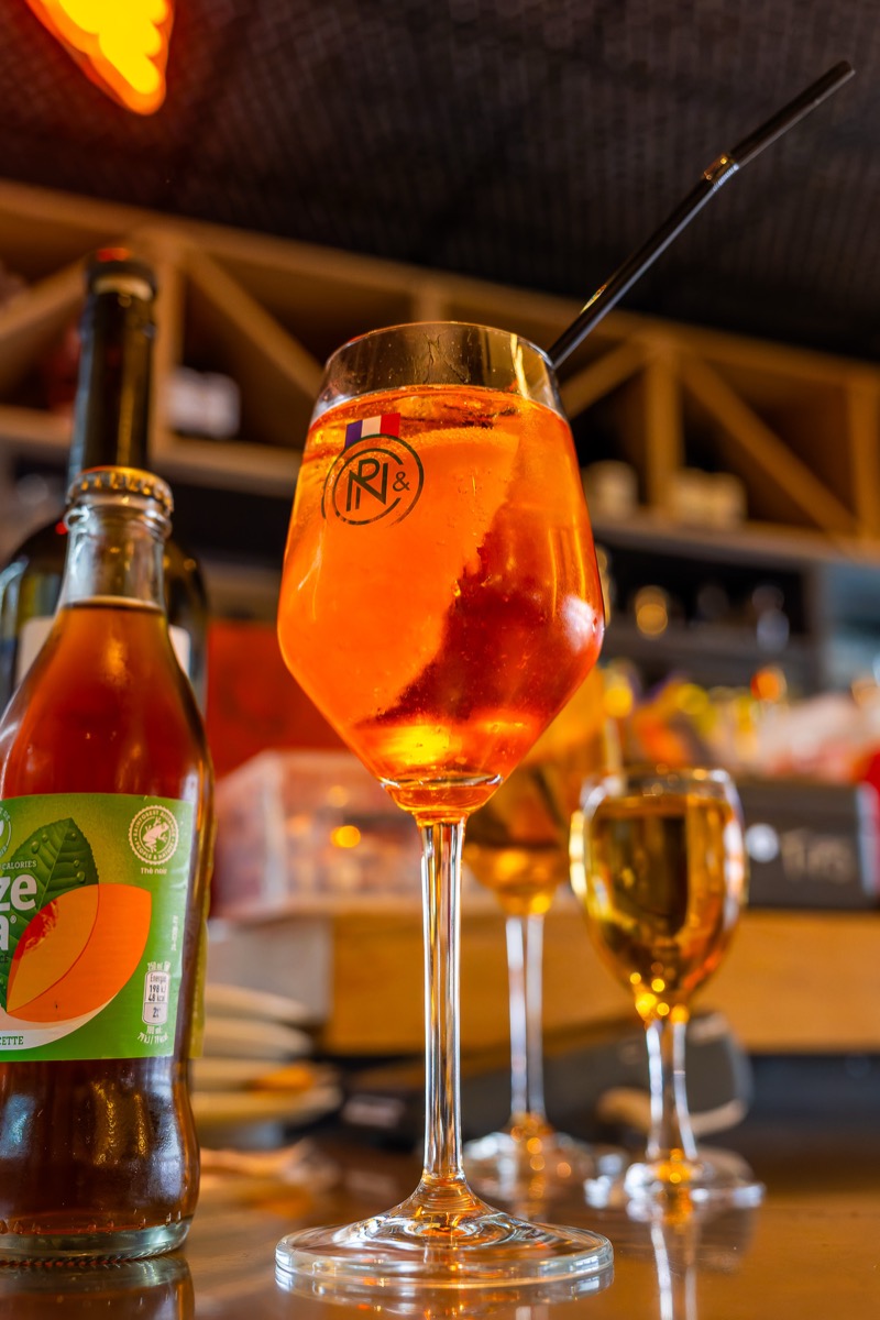 Aperol Spritz servi au bar de la Brasserie O'Soleil