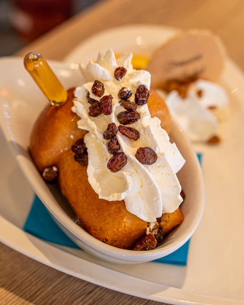 Baba au rhum, dessert signature de la Brasserie O'Soleil