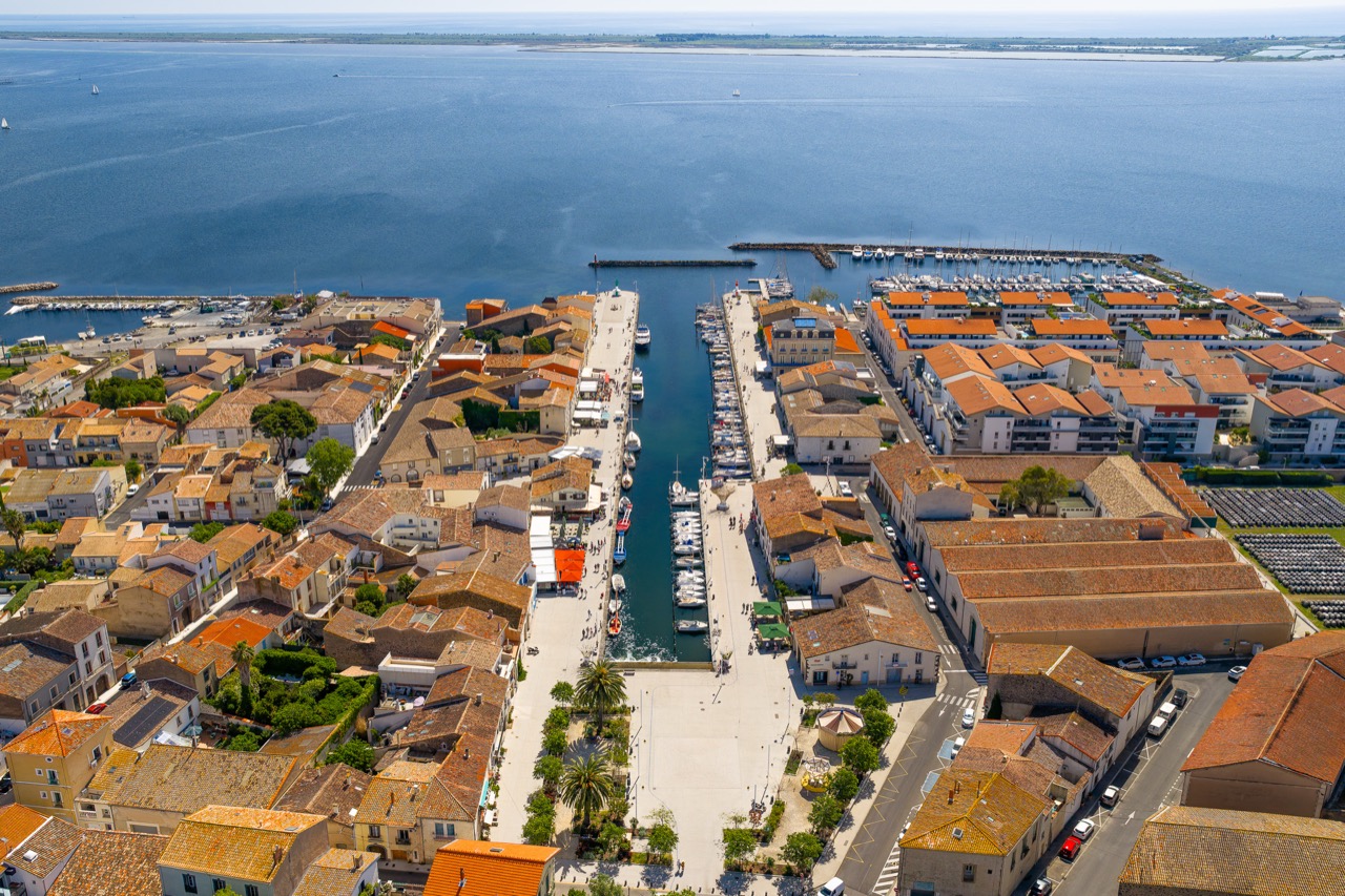 Vue aérienne du port de Marseillan et de la Brasserie O'Soleil