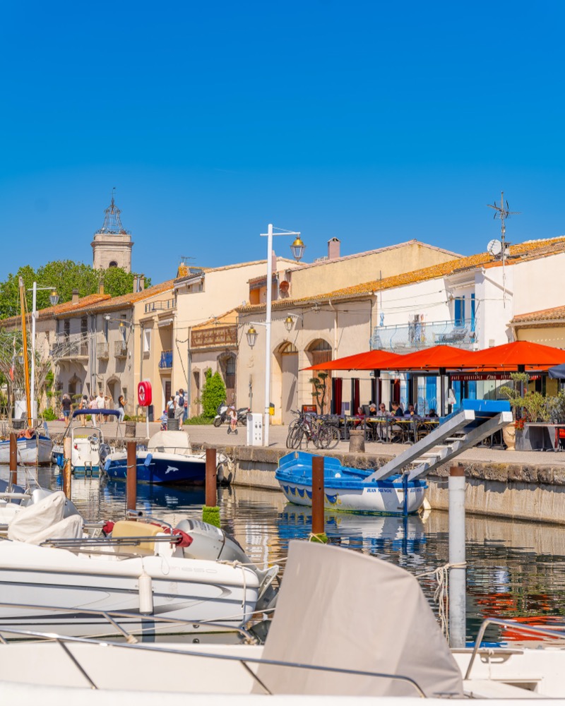 Façade et terrasse de la Brasserie O'Soleil sur le port