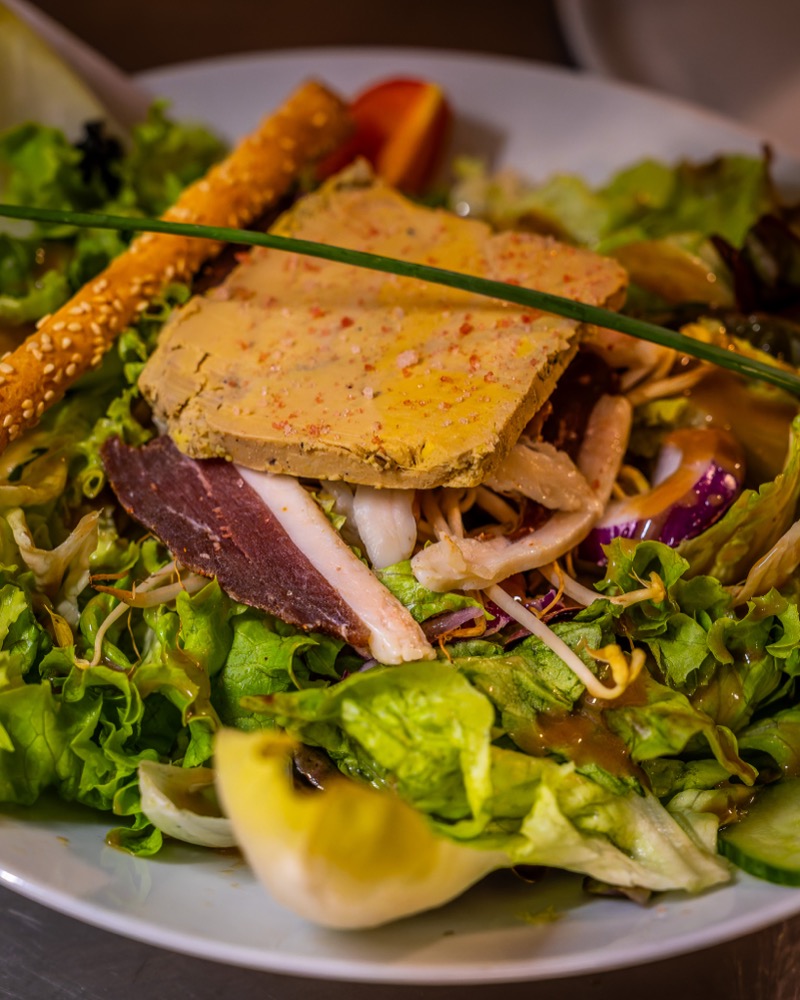 Salade au foie gras et magret fumé, cuisine méditerranéenne