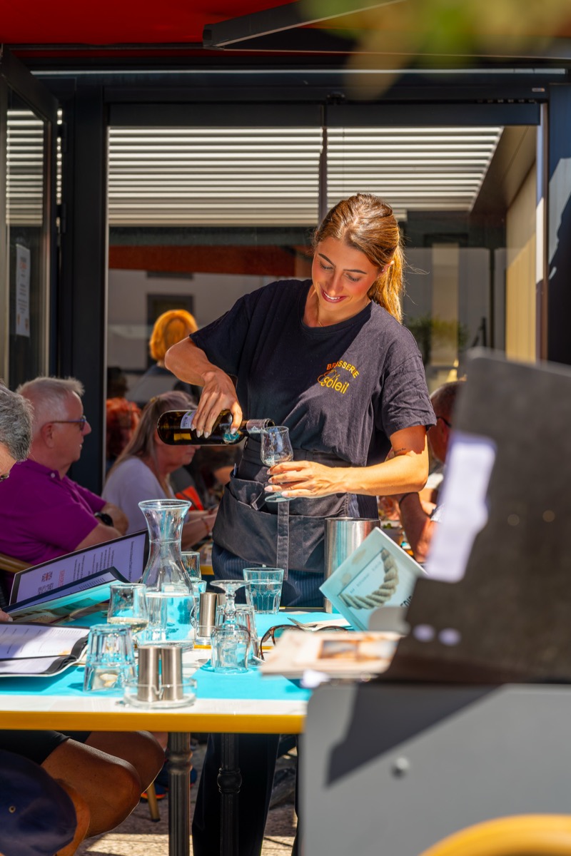 Service du vin en terrasse par l'équipe O'Soleil