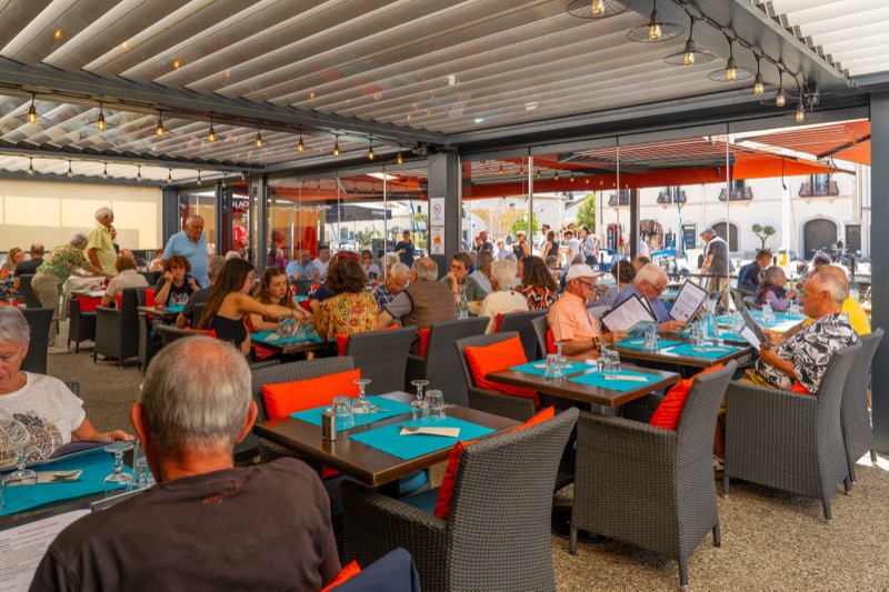 Terrasse de la Brasserie O'Soleil pleine de clients